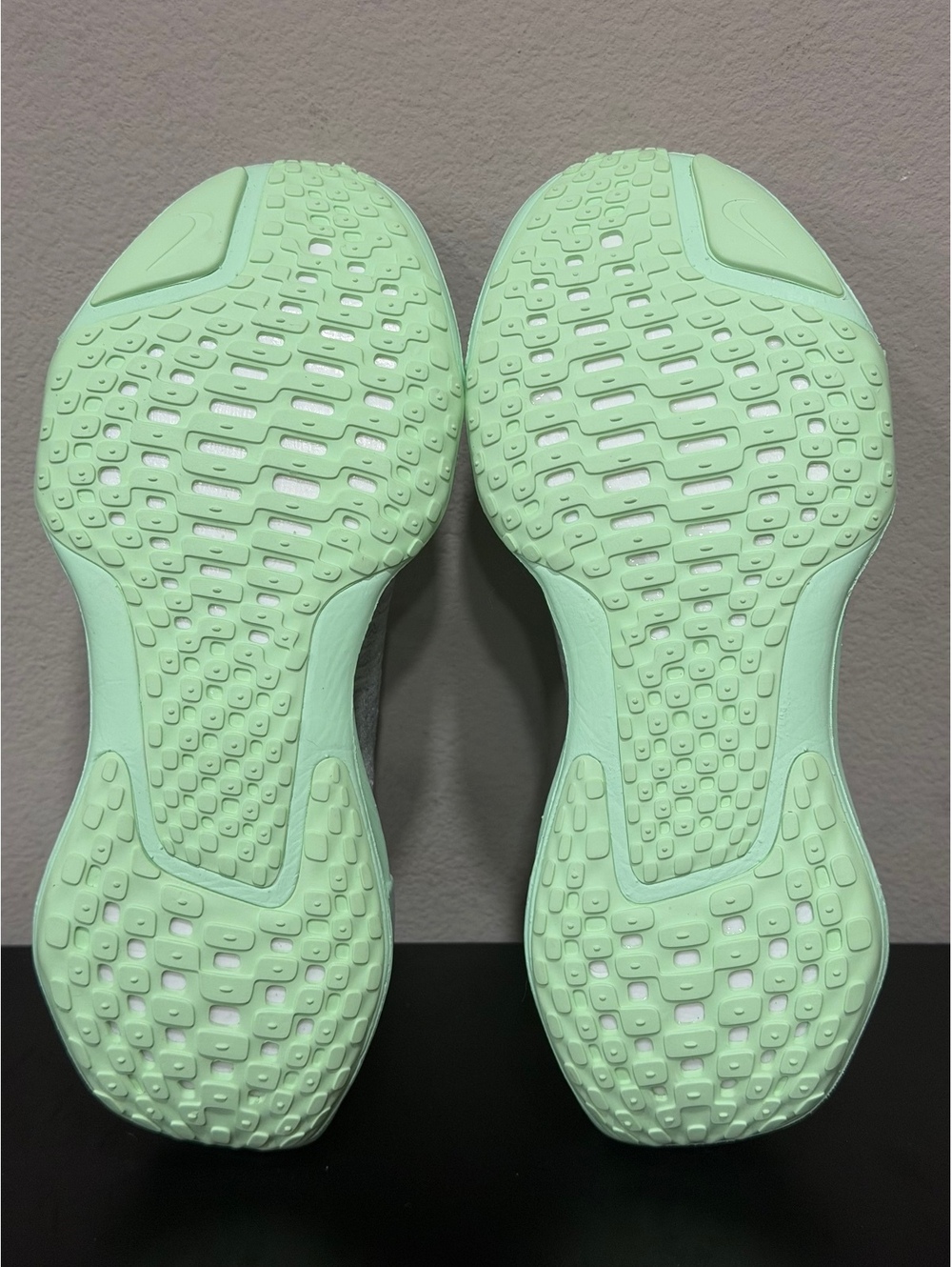 Size 7.5 - Nike Women’s ZoomX Invincible 3 “Pure Platinum Vapour Green” - Picture 4 of 6